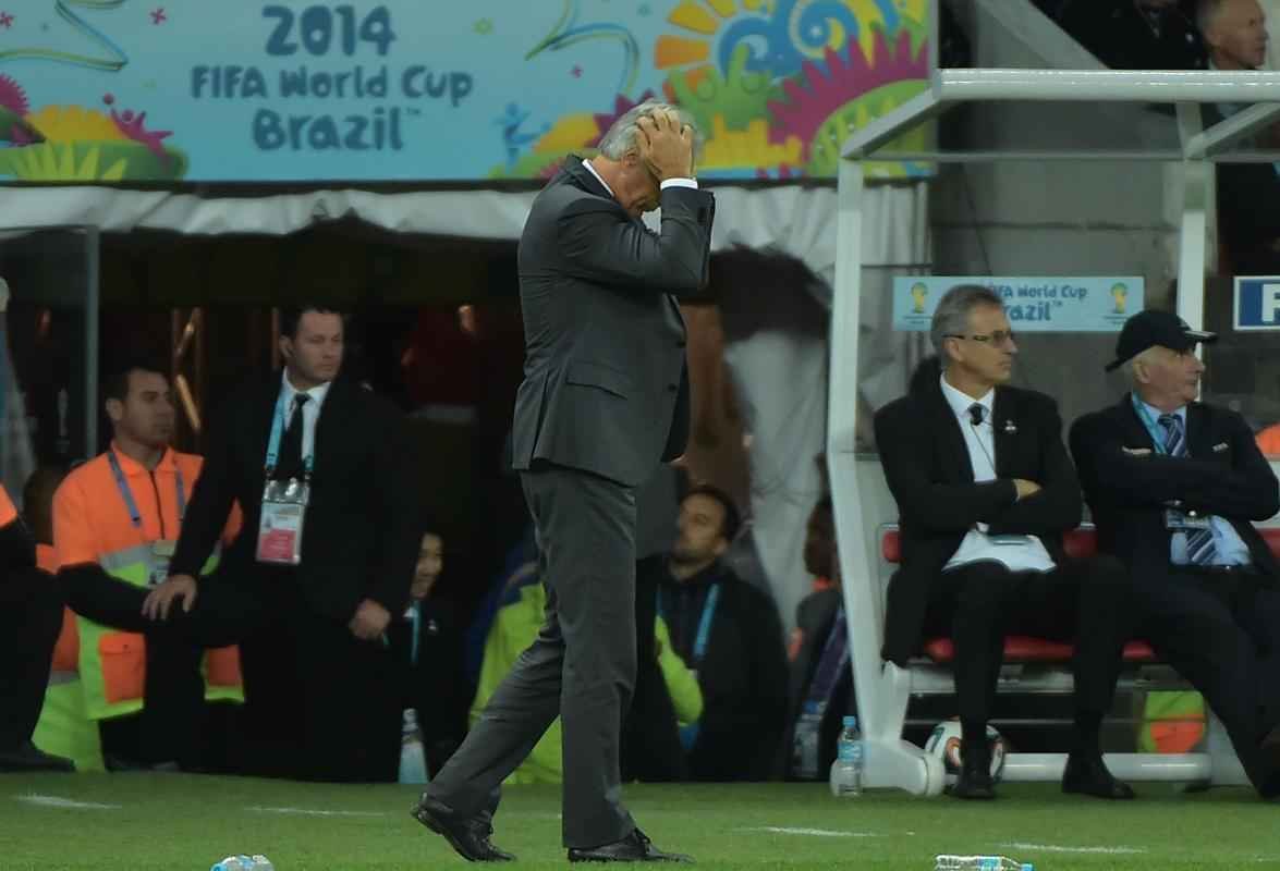 Jogadores e tcnico da Seleo Argelina ficaram arrasados com a eliminao na Copa diante da Alemanha, na prorrogao, com revs por 2 a 1