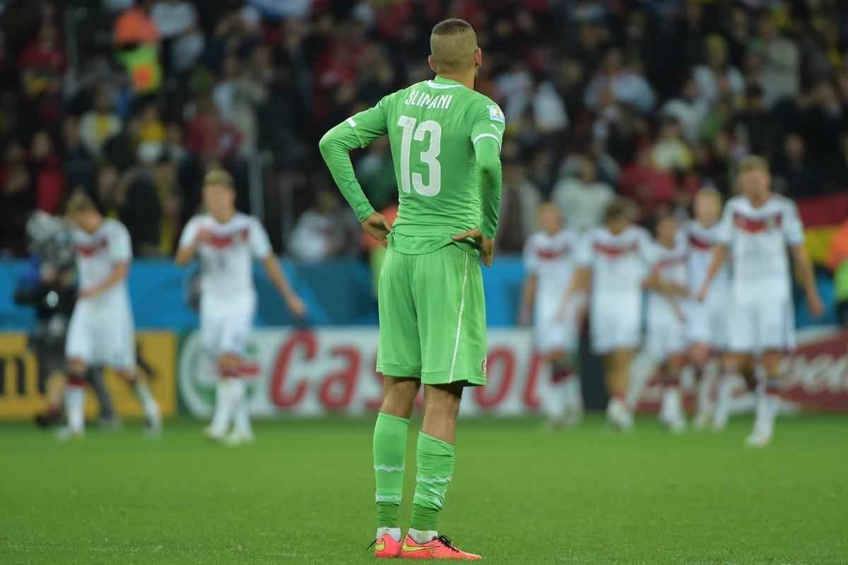 Jogadores e tcnico da Seleo Argelina ficaram arrasados com a eliminao na Copa diante da Alemanha, na prorrogao, com revs por 2 a 1