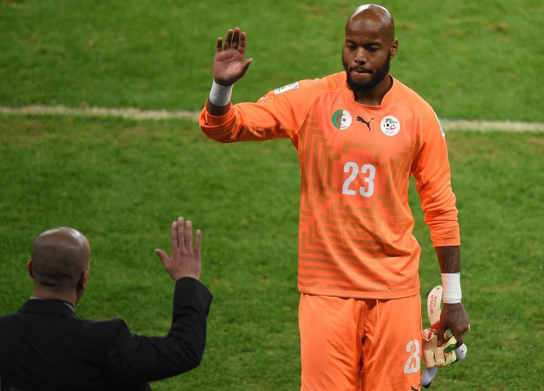 Jogadores e tcnico da Seleo Argelina ficaram arrasados com a eliminao na Copa diante da Alemanha, na prorrogao, com revs por 2 a 1