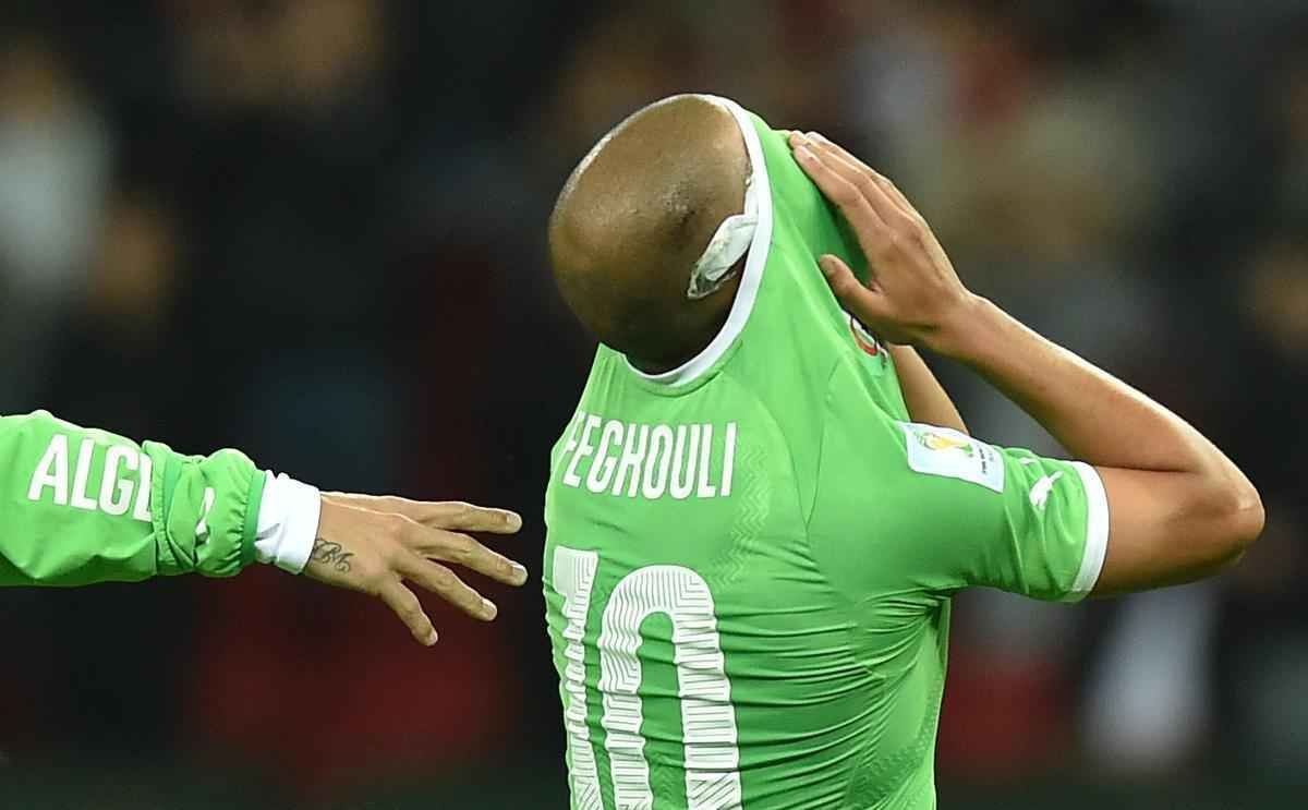 Jogadores e tcnico da Seleo Argelina ficaram arrasados com a eliminao na Copa diante da Alemanha, na prorrogao, com revs por 2 a 1