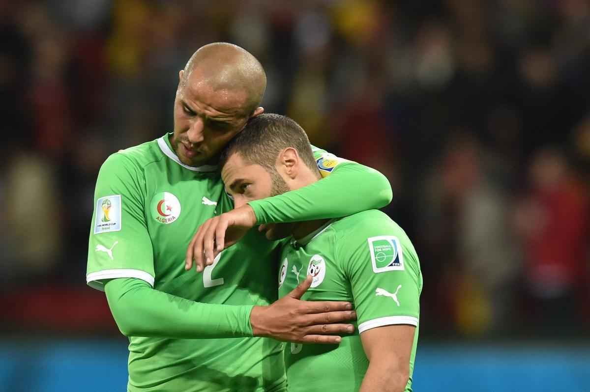 Jogadores e tcnico da Seleo Argelina ficaram arrasados com a eliminao na Copa diante da Alemanha, na prorrogao, com revs por 2 a 1