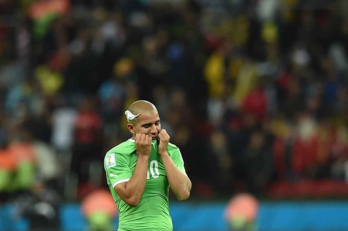 Jogadores e tcnico da Seleo Argelina ficaram arrasados com a eliminao na Copa diante da Alemanha, na prorrogao, com revs por 2 a 1