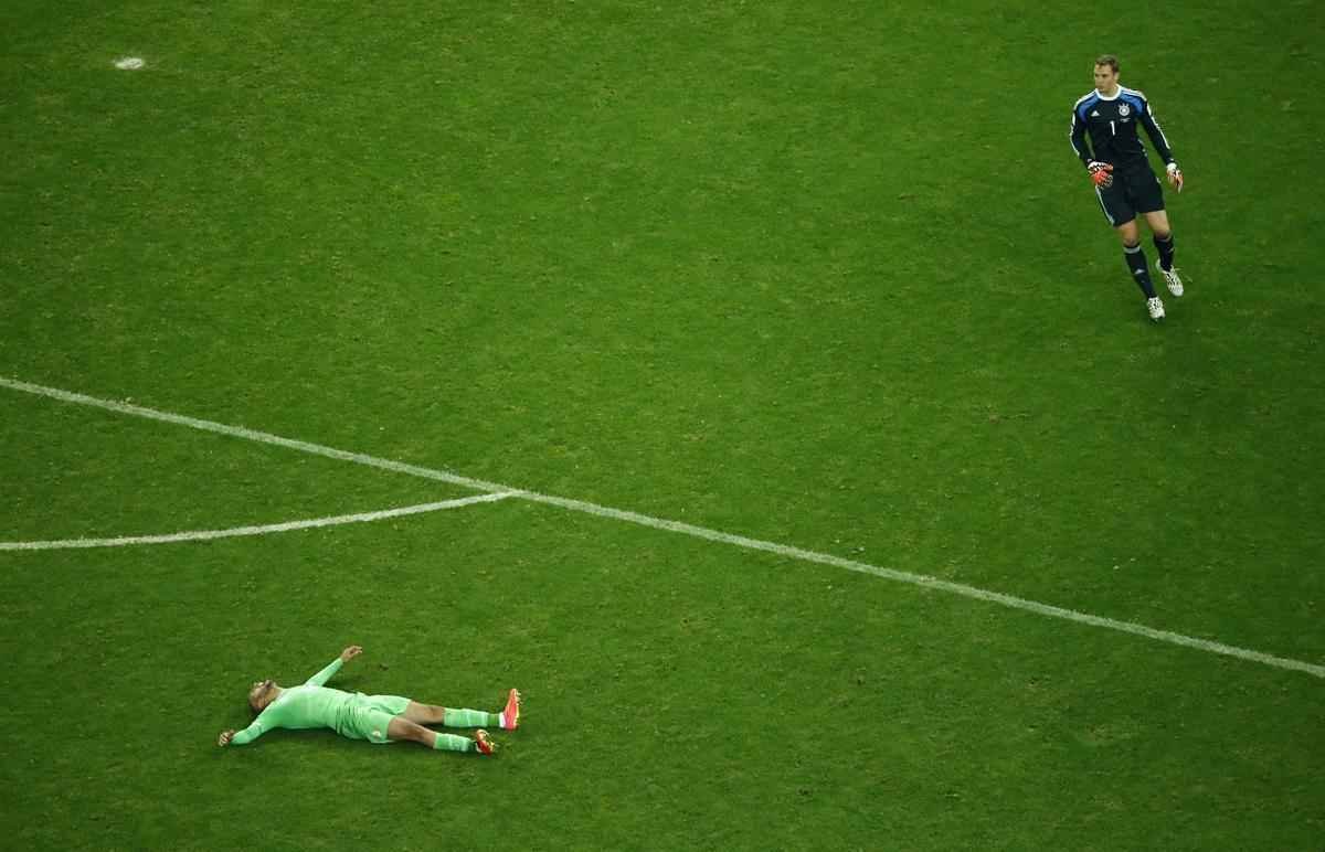 Jogadores e tcnico da Seleo Argelina ficaram arrasados com a eliminao na Copa diante da Alemanha, na prorrogao, com revs por 2 a 1