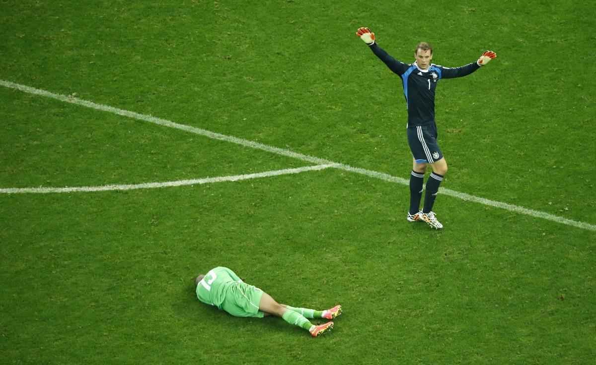 Jogadores e tcnico da Seleo Argelina ficaram arrasados com a eliminao na Copa diante da Alemanha, na prorrogao, com revs por 2 a 1