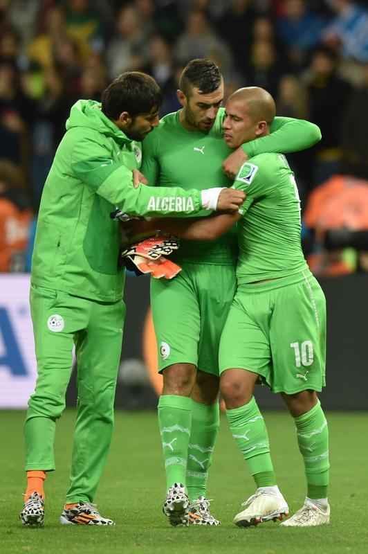 Jogadores e tcnico da Seleo Argelina ficaram arrasados com a eliminao na Copa diante da Alemanha, na prorrogao, com revs por 2 a 1