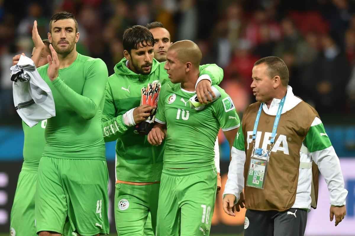 Jogadores e tcnico da Seleo Argelina ficaram arrasados com a eliminao na Copa diante da Alemanha, na prorrogao, com revs por 2 a 1