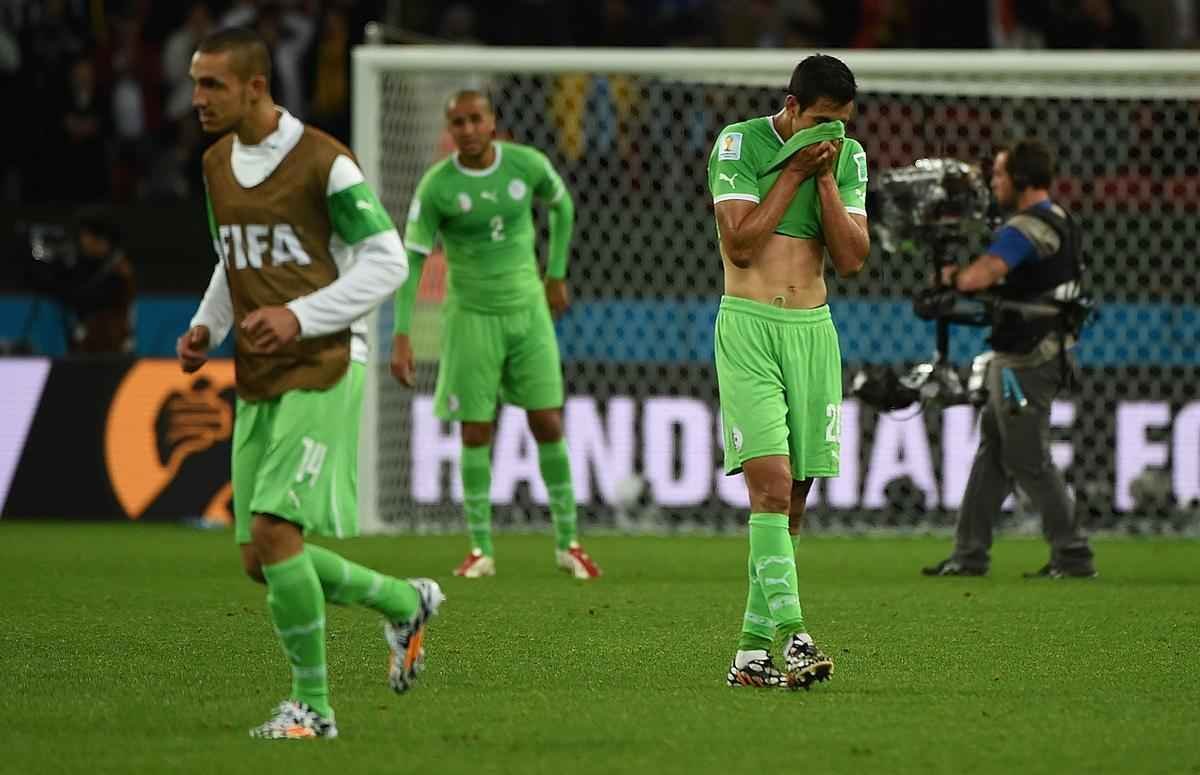 Jogadores e tcnico da Seleo Argelina ficaram arrasados com a eliminao na Copa diante da Alemanha, na prorrogao, com revs por 2 a 1