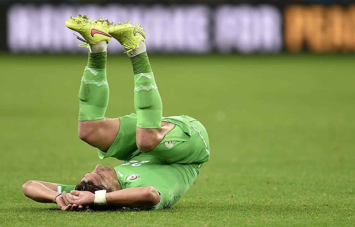 Jogadores e tcnico da Seleo Argelina ficaram arrasados com a eliminao na Copa diante da Alemanha, na prorrogao, com revs por 2 a 1