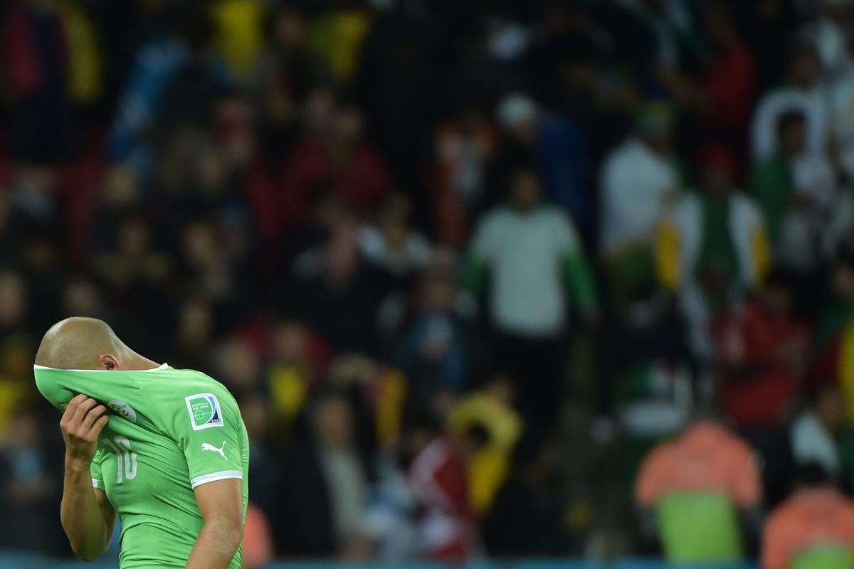 Jogadores e tcnico da Seleo Argelina ficaram arrasados com a eliminao na Copa diante da Alemanha, na prorrogao, com revs por 2 a 1