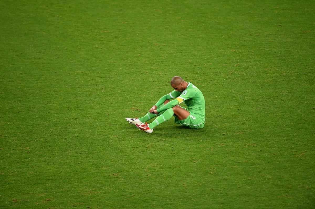 Jogadores e tcnico da Seleo Argelina ficaram arrasados com a eliminao na Copa diante da Alemanha, na prorrogao, com revs por 2 a 1