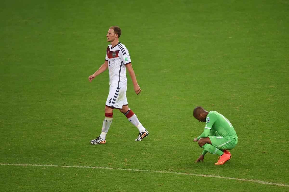 Jogadores e tcnico da Seleo Argelina ficaram arrasados com a eliminao na Copa diante da Alemanha, na prorrogao, com revs por 2 a 1