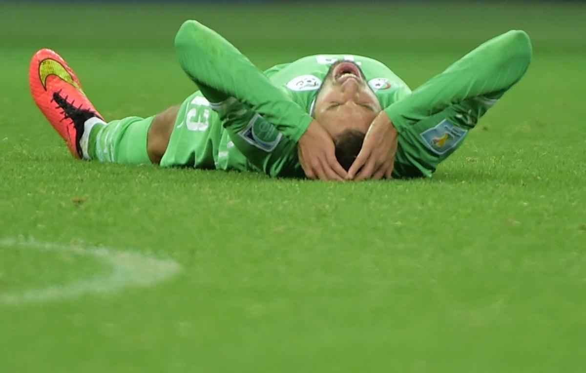 Jogadores e tcnico da Seleo Argelina ficaram arrasados com a eliminao na Copa diante da Alemanha, na prorrogao, com revs por 2 a 1