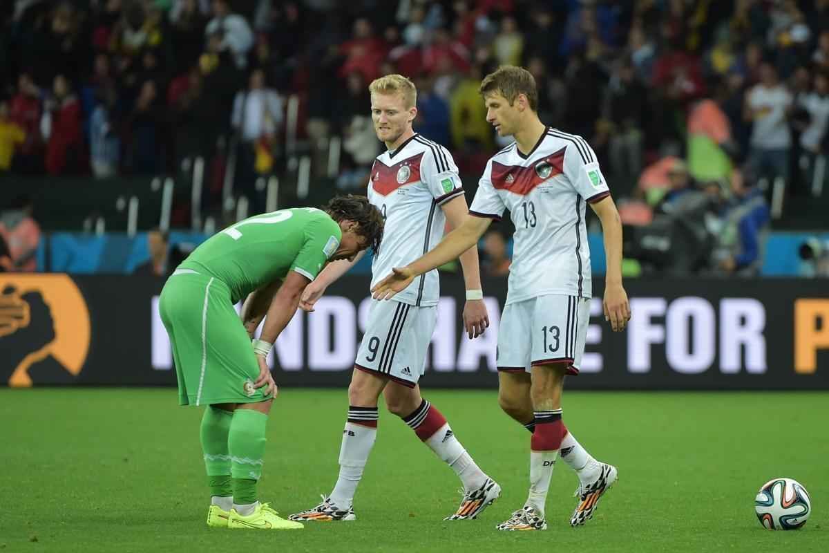Jogadores e tcnico da Seleo Argelina ficaram arrasados com a eliminao na Copa diante da Alemanha, na prorrogao, com revs por 2 a 1