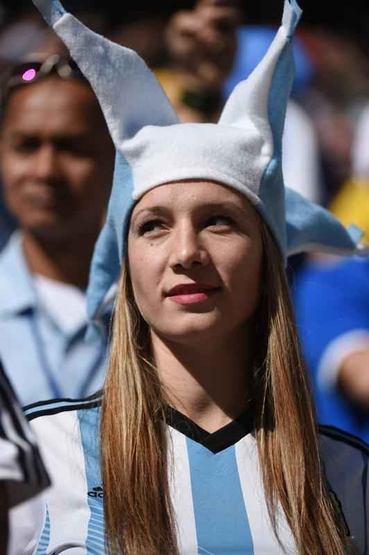 Fotos das belas mulheres que acompanham o jogo entre Argentina e Sua
