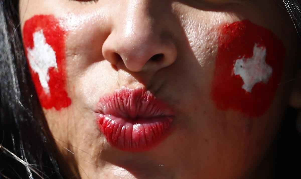 Fotos das belas mulheres que acompanham o jogo entre Argentina e Sua