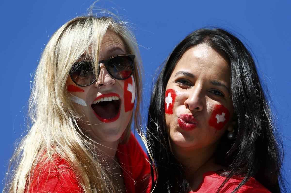 Fotos das belas mulheres que acompanham o jogo entre Argentina e Sua