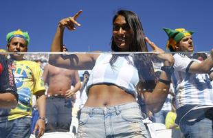 Fotos das belas mulheres que acompanham o jogo entre Argentina e Sua