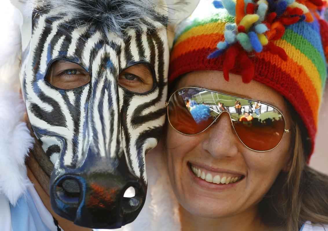 Fotos das belas mulheres que acompanham o jogo entre Argentina e Sua