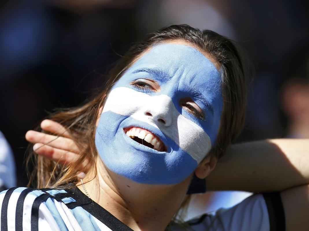 Fotos das belas mulheres que acompanham o jogo entre Argentina e Sua