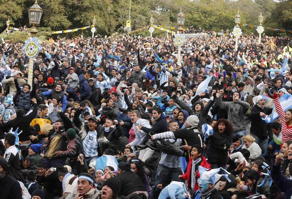 Torcedores argentinos vo da tenso  euforia com classificao dramtica da Seleo Argentina s quartas de final da Copa do Brasil. Gol de Di Mara saiu s no fim do segundo tempo da prorrogao