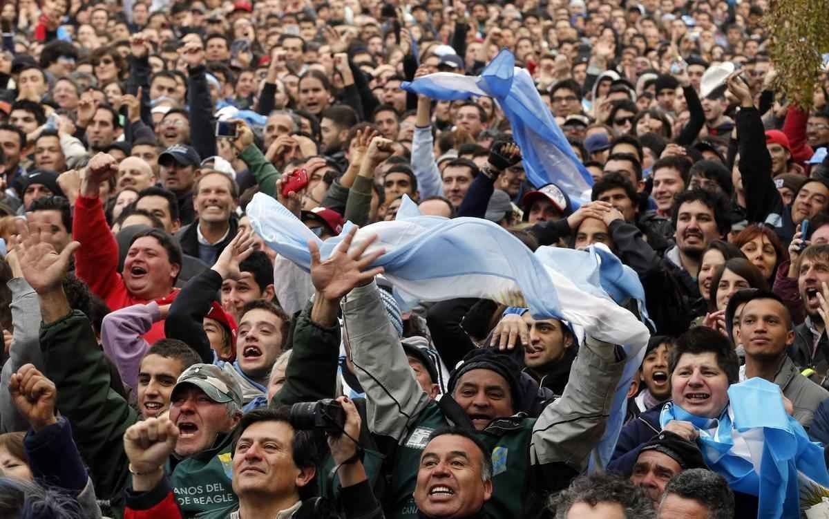 Torcedores argentinos vo da tenso  euforia com classificao dramtica da Seleo Argentina s quartas de final da Copa do Brasil. Gol de Di Mara saiu s no fim do segundo tempo da prorrogao