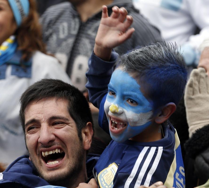 Torcedores argentinos vo da tenso  euforia com classificao dramtica da Seleo Argentina s quartas de final da Copa do Brasil. Gol de Di Mara saiu s no fim do segundo tempo da prorrogao