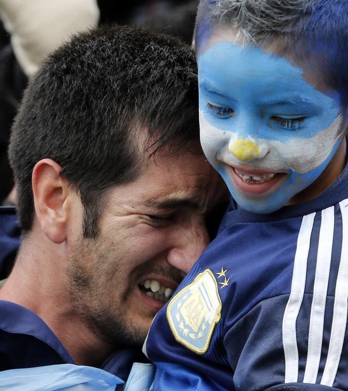 Torcedores argentinos vo da tenso  euforia com classificao dramtica da Seleo Argentina s quartas de final da Copa do Brasil. Gol de Di Mara saiu s no fim do segundo tempo da prorrogao