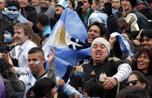Torcedores argentinos vo da tenso  euforia com classificao dramtica da Seleo Argentina s quartas de final da Copa do Brasil. Gol de Di Mara saiu s no fim do segundo tempo da prorrogao