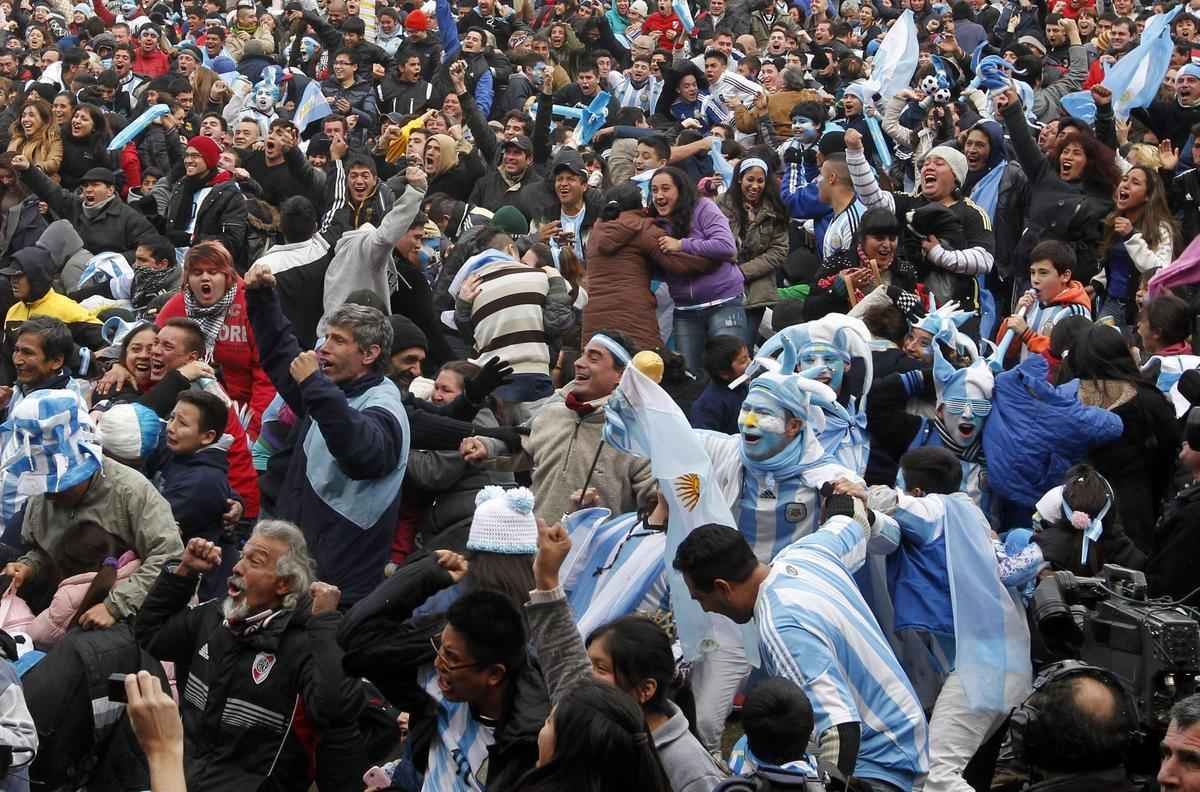 Torcedores argentinos vo da tenso  euforia com classificao dramtica da Seleo Argentina s quartas de final da Copa do Brasil. Gol de Di Mara saiu s no fim do segundo tempo da prorrogao