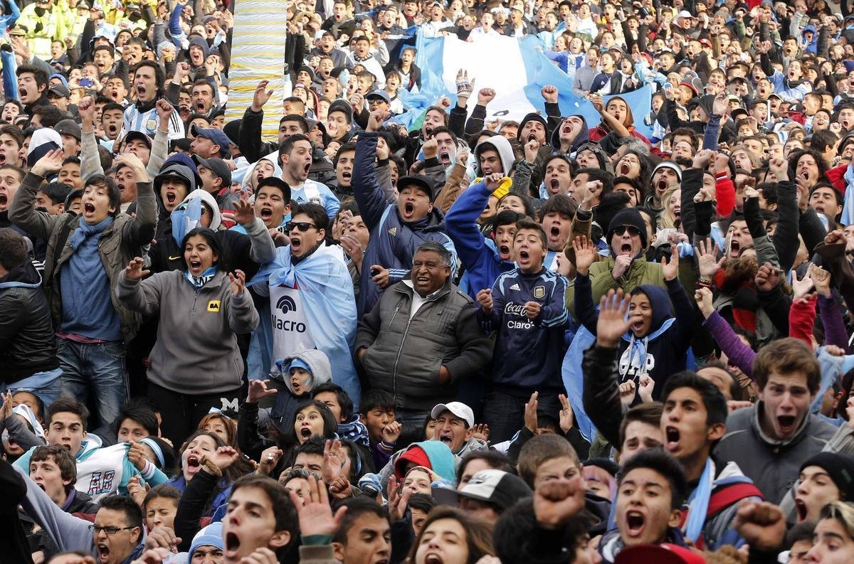 Torcedores argentinos vo da tenso  euforia com classificao dramtica da Seleo Argentina s quartas de final da Copa do Brasil. Gol de Di Mara saiu s no fim do segundo tempo da prorrogao