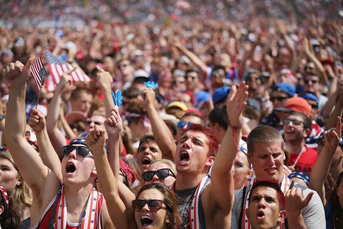 Torcida dos EUA lota estdio Soldier Field, em Chicago, para ver jogo da seleo na Copa