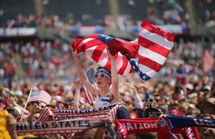 Torcida dos EUA lota estdio Soldier Field, em Chicago, para ver jogo da seleo na Copa