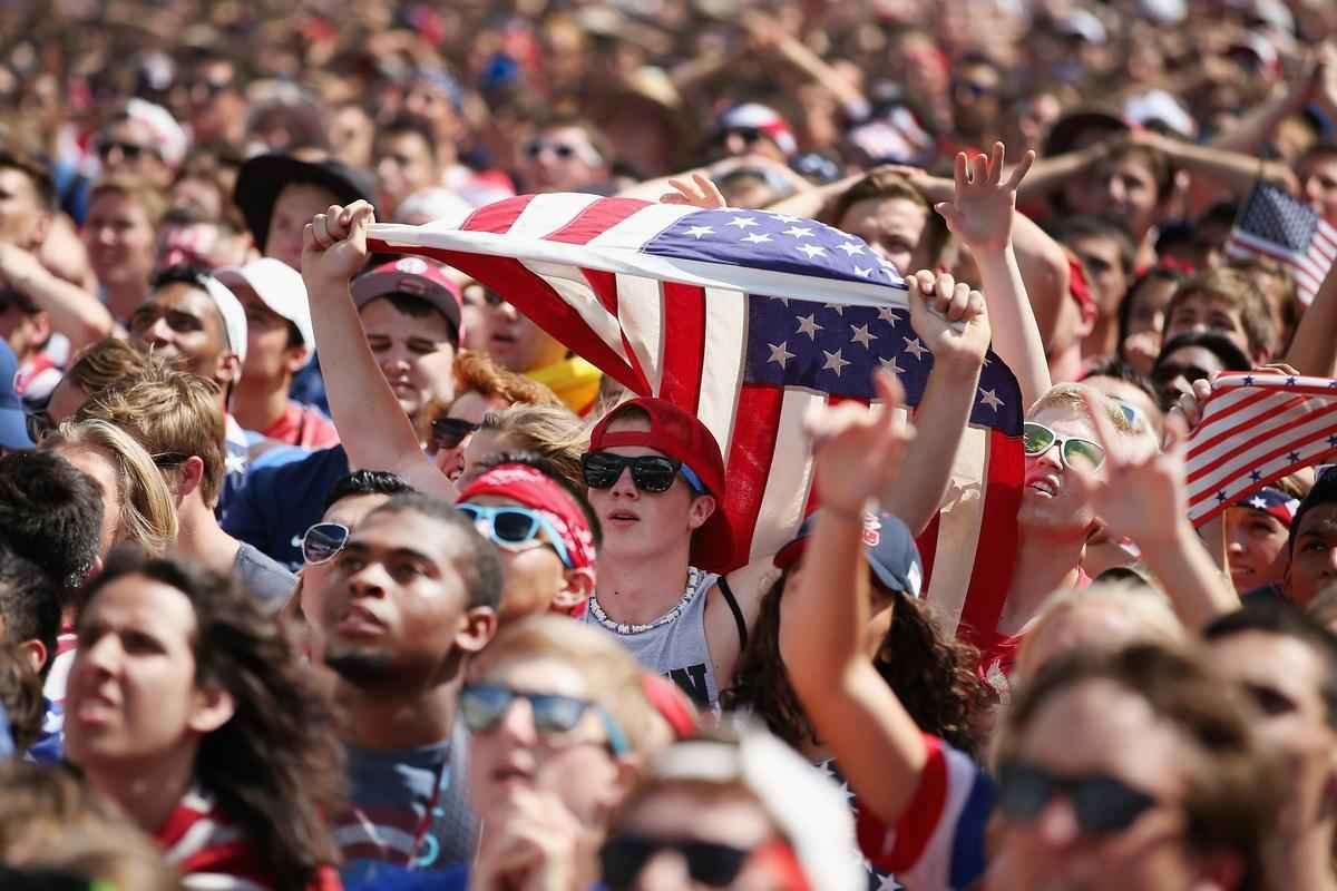 Torcida dos EUA lota estdio Soldier Field, em Chicago, para ver jogo da seleo na Copa