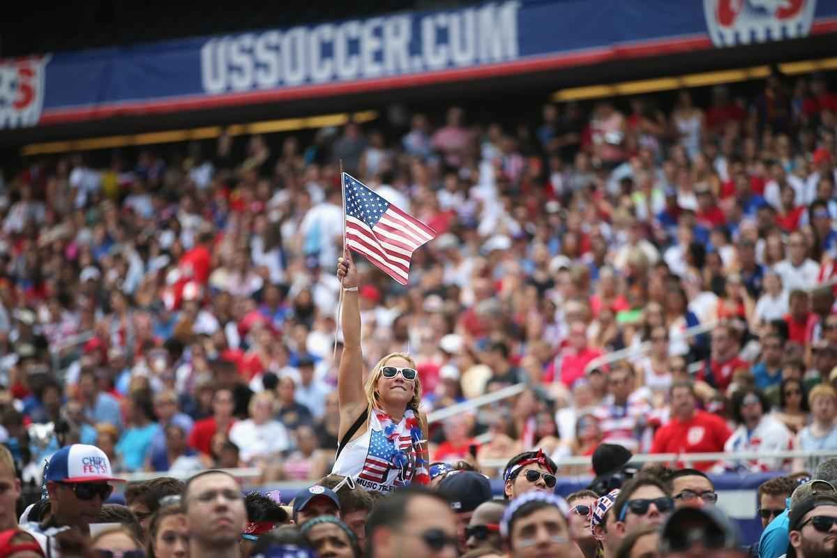 Torcida dos EUA lota estdio Soldier Field, em Chicago, para ver jogo da seleo na Copa