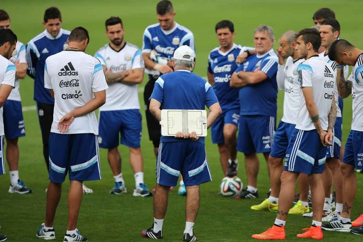 Comandados por Alejandro Sabella, os jogadores da Seleo Argentina voltaram aos treinos nesta quarta-feira, na Cidade do Galo, em Vespasiano