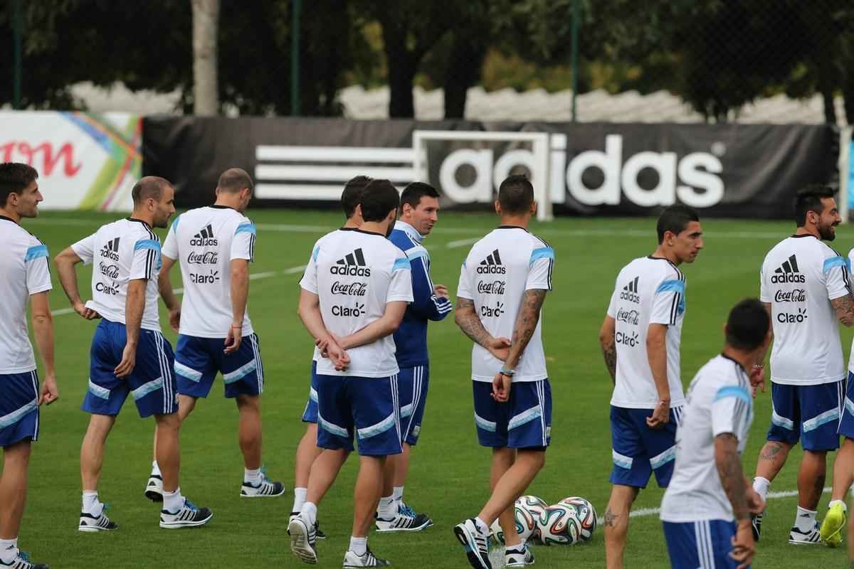 Comandados por Alejandro Sabella, os jogadores da Seleo Argentina voltaram aos treinos nesta quarta-feira, na Cidade do Galo, em Vespasiano