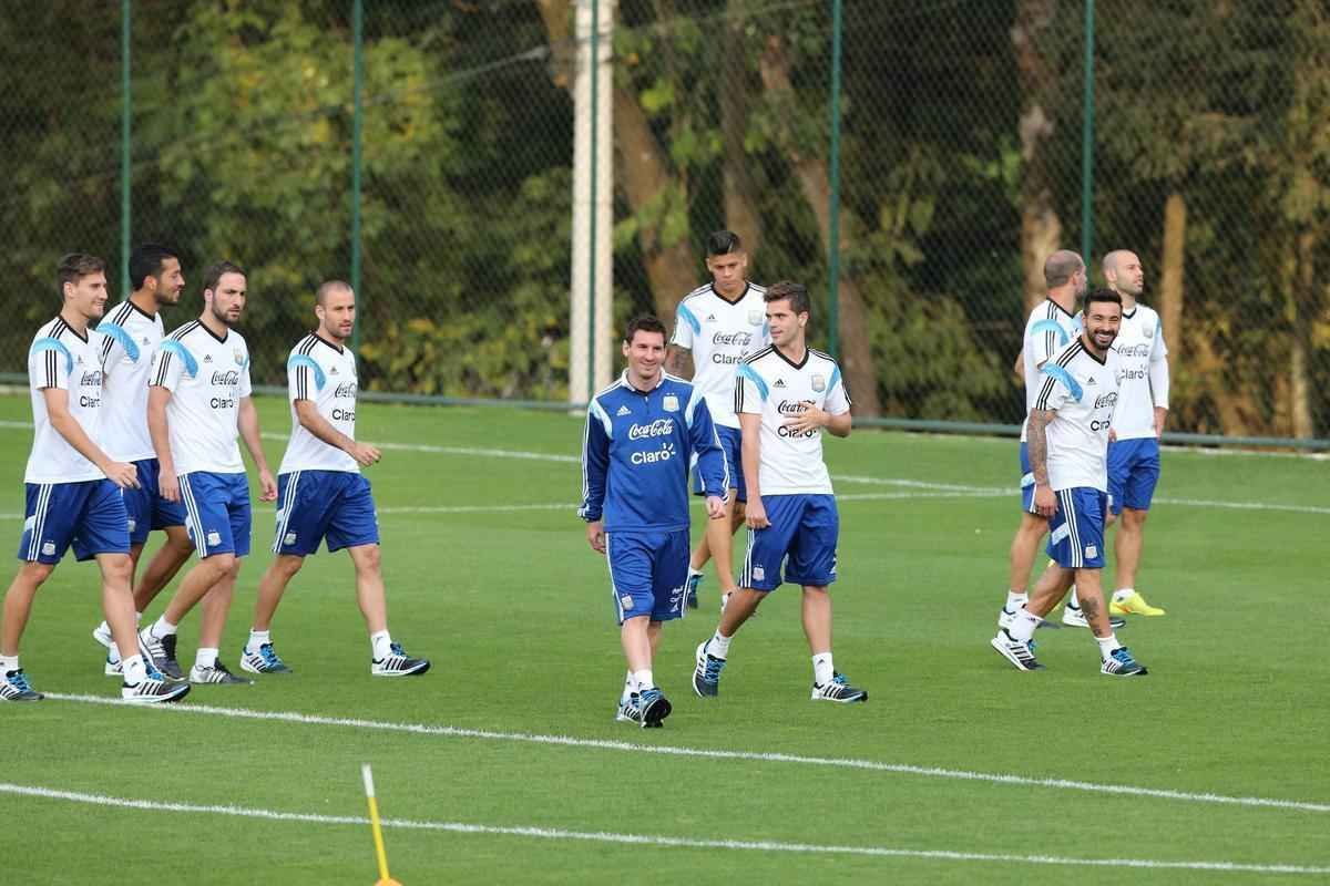 Comandados por Alejandro Sabella, os jogadores da Seleo Argentina voltaram aos treinos nesta quarta-feira, na Cidade do Galo, em Vespasiano