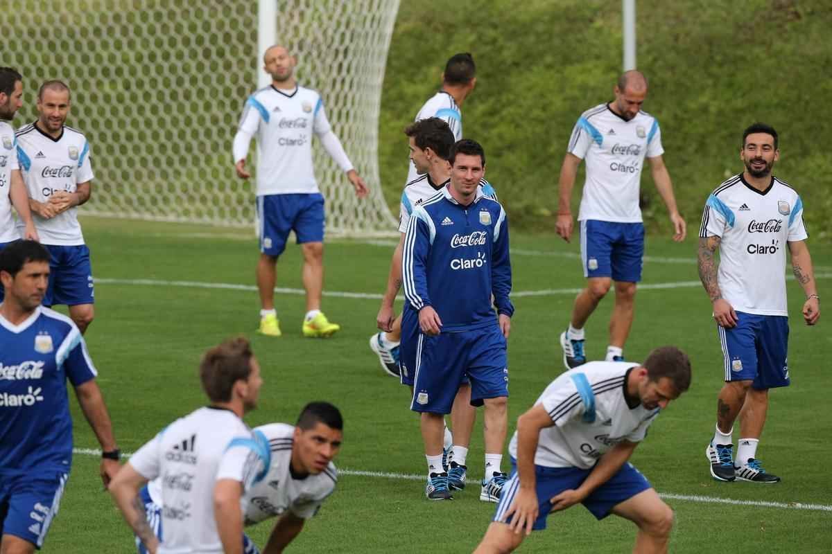 Comandados por Alejandro Sabella, os jogadores da Seleo Argentina voltaram aos treinos nesta quarta-feira, na Cidade do Galo, em Vespasiano