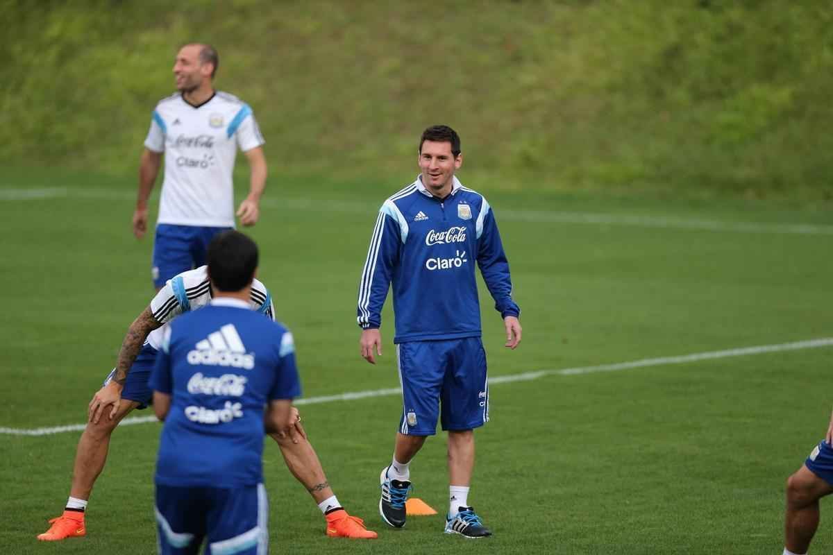 Comandados por Alejandro Sabella, os jogadores da Seleo Argentina voltaram aos treinos nesta quarta-feira, na Cidade do Galo, em Vespasiano