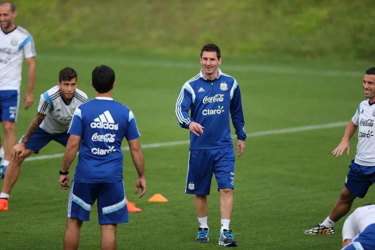 Comandados por Alejandro Sabella, os jogadores da Seleo Argentina voltaram aos treinos nesta quarta-feira, na Cidade do Galo, em Vespasiano