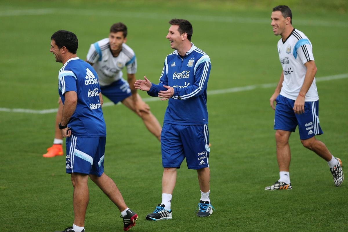 Comandados por Alejandro Sabella, os jogadores da Seleo Argentina voltaram aos treinos nesta quarta-feira, na Cidade do Galo, em Vespasiano