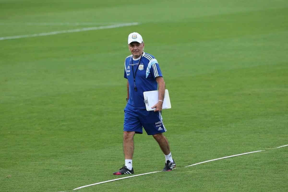 Comandados por Alejandro Sabella, os jogadores da Seleo Argentina voltaram aos treinos nesta quarta-feira, na Cidade do Galo, em Vespasiano