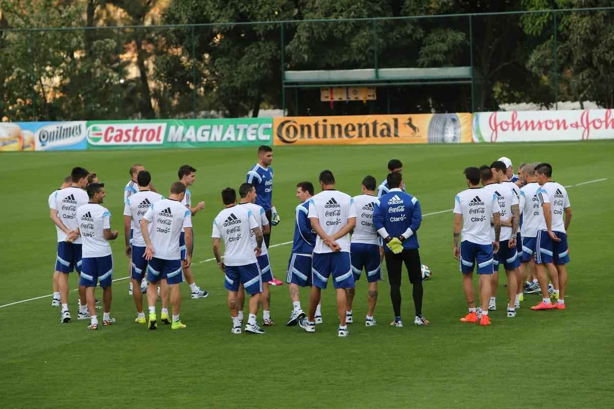 Comandados por Alejandro Sabella, os jogadores da Seleo Argentina voltaram aos treinos nesta quarta-feira, na Cidade do Galo, em Vespasiano