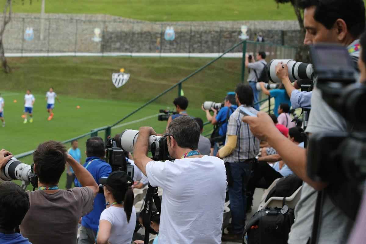 Comandados por Alejandro Sabella, os jogadores da Seleo Argentina voltaram aos treinos nesta quarta-feira, na Cidade do Galo, em Vespasiano
