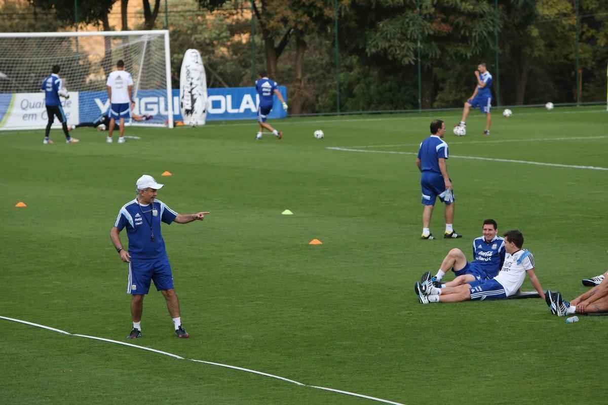 Comandados por Alejandro Sabella, os jogadores da Seleo Argentina voltaram aos treinos nesta quarta-feira, na Cidade do Galo, em Vespasiano