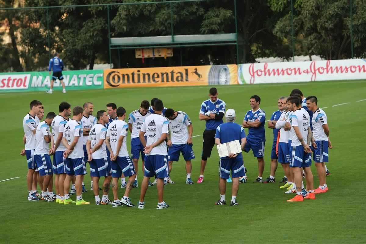 Comandados por Alejandro Sabella, os jogadores da Seleo Argentina voltaram aos treinos nesta quarta-feira, na Cidade do Galo, em Vespasiano