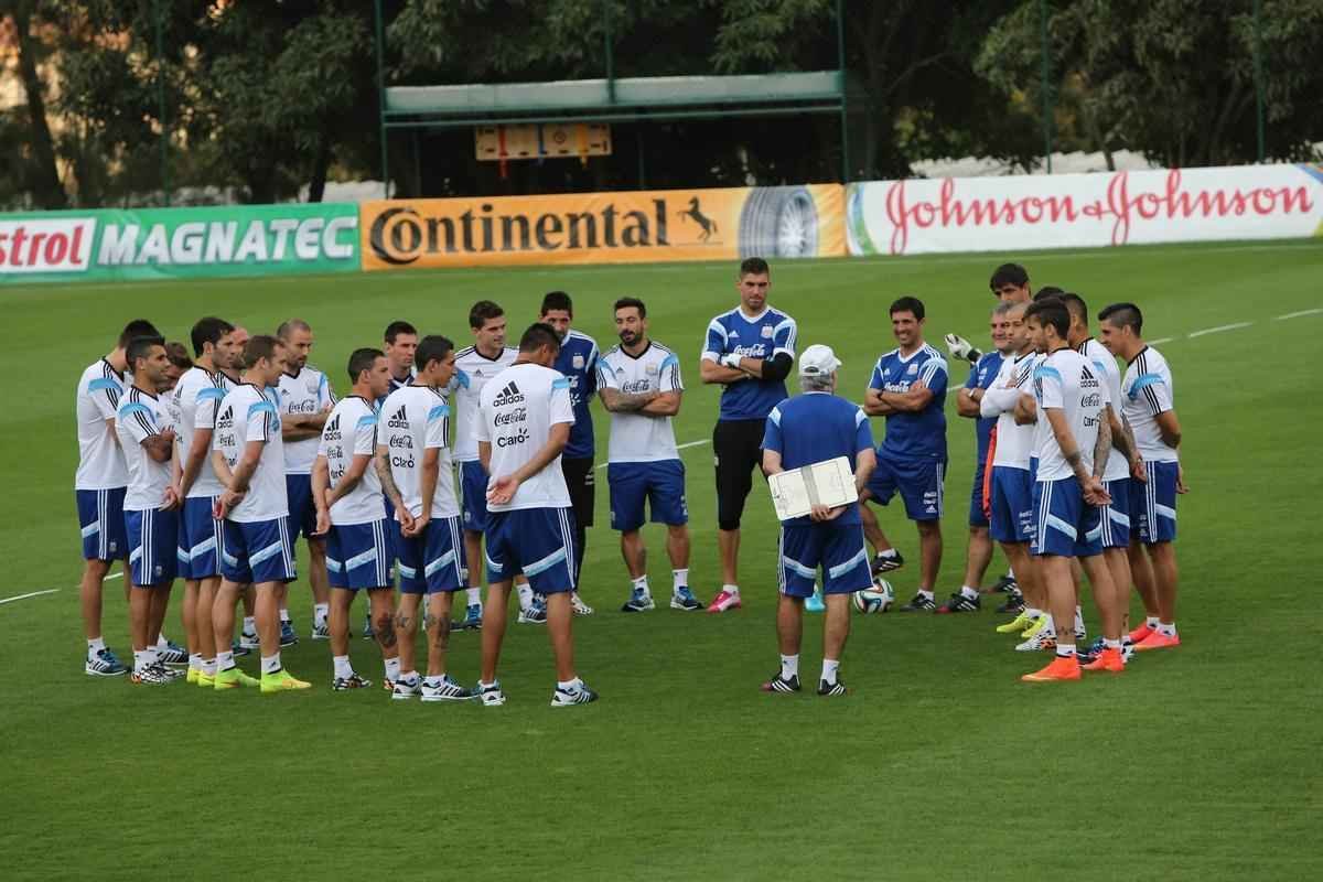 Comandados por Alejandro Sabella, os jogadores da Seleo Argentina voltaram aos treinos nesta quarta-feira, na Cidade do Galo, em Vespasiano