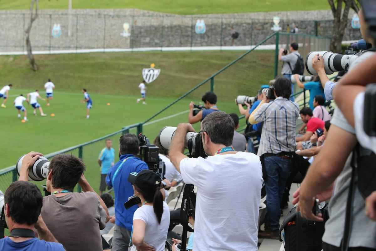 Comandados por Alejandro Sabella, os jogadores da Seleo Argentina voltaram aos treinos nesta quarta-feira, na Cidade do Galo, em Vespasiano