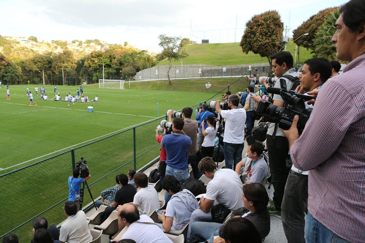 Comandados por Alejandro Sabella, os jogadores da Seleo Argentina voltaram aos treinos nesta quarta-feira, na Cidade do Galo, em Vespasiano
