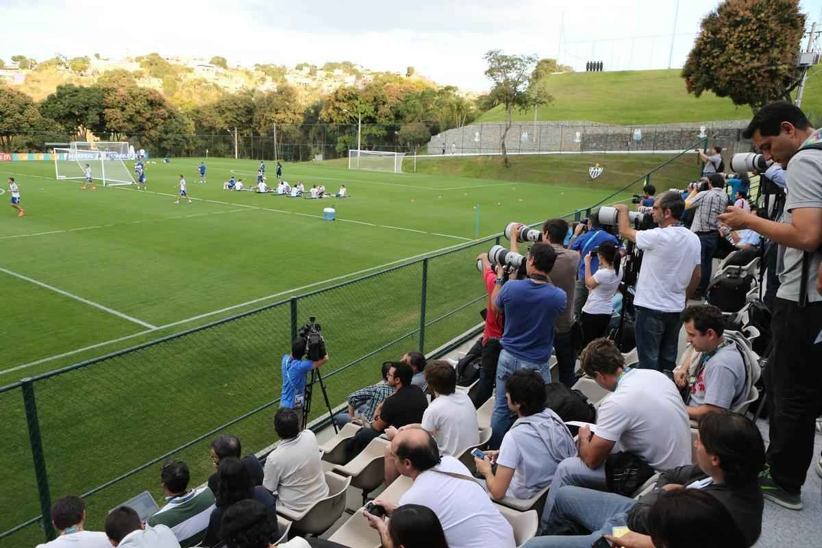 Comandados por Alejandro Sabella, os jogadores da Seleo Argentina voltaram aos treinos nesta quarta-feira, na Cidade do Galo, em Vespasiano